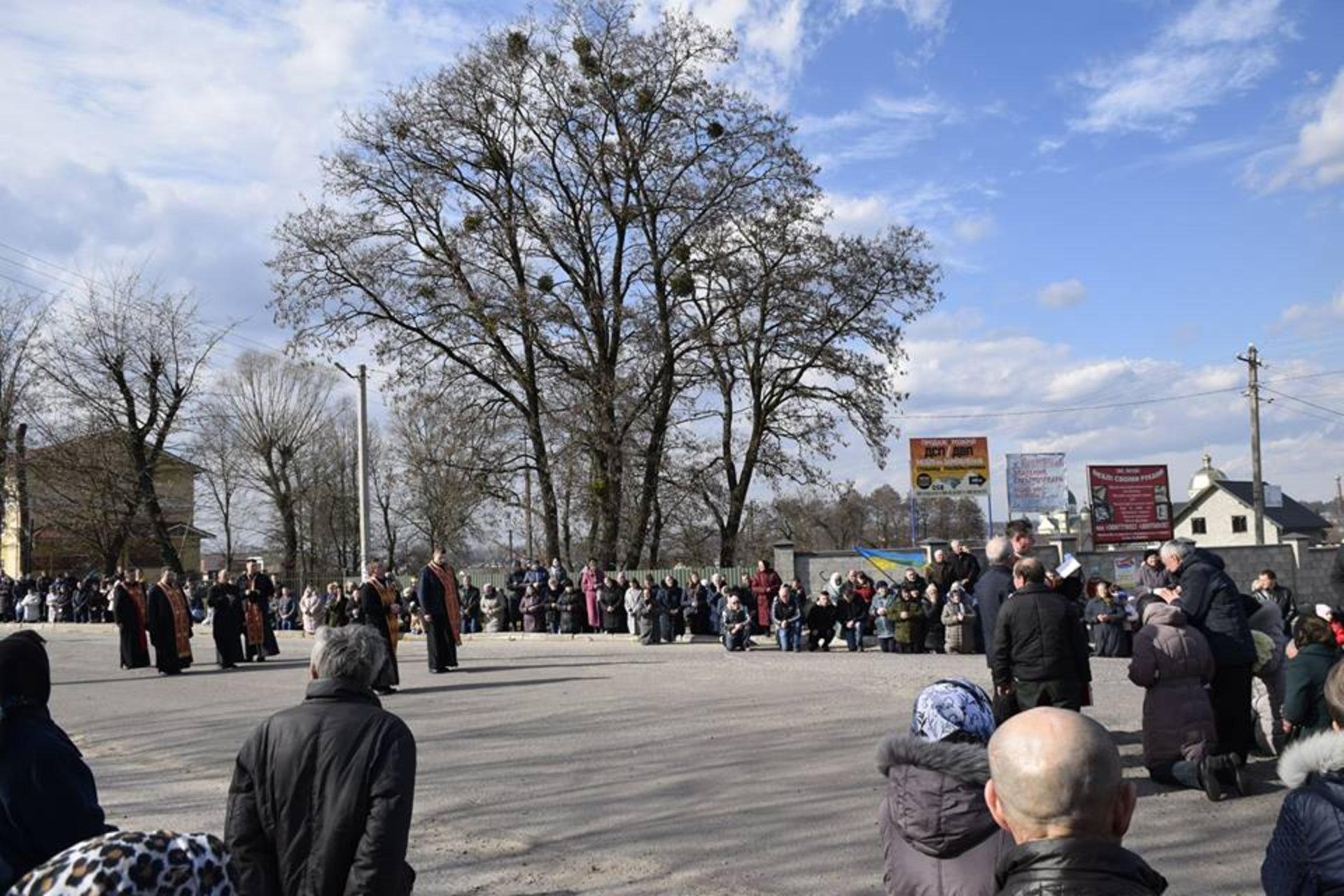 Як на Львівщині тисячі людей провели в останню путь Героя України. Фото: Яворівська РДА.