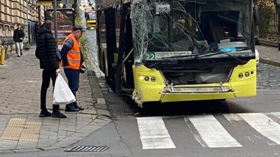 У Львові тролейбус влетів у житловий будинок
