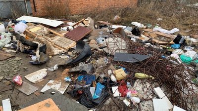 Біля аеропорту "Львів" виявили стихійне сміттєзвалище (ФОТО)