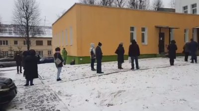У Львові стоять черги до поліклінік на ПЛР-тестування (ВІДЕО)