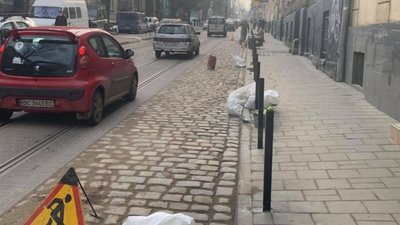 У Львові попри невдоволення городян встановлюють обмежувачі заїзду на тротуари (ФОТО)
