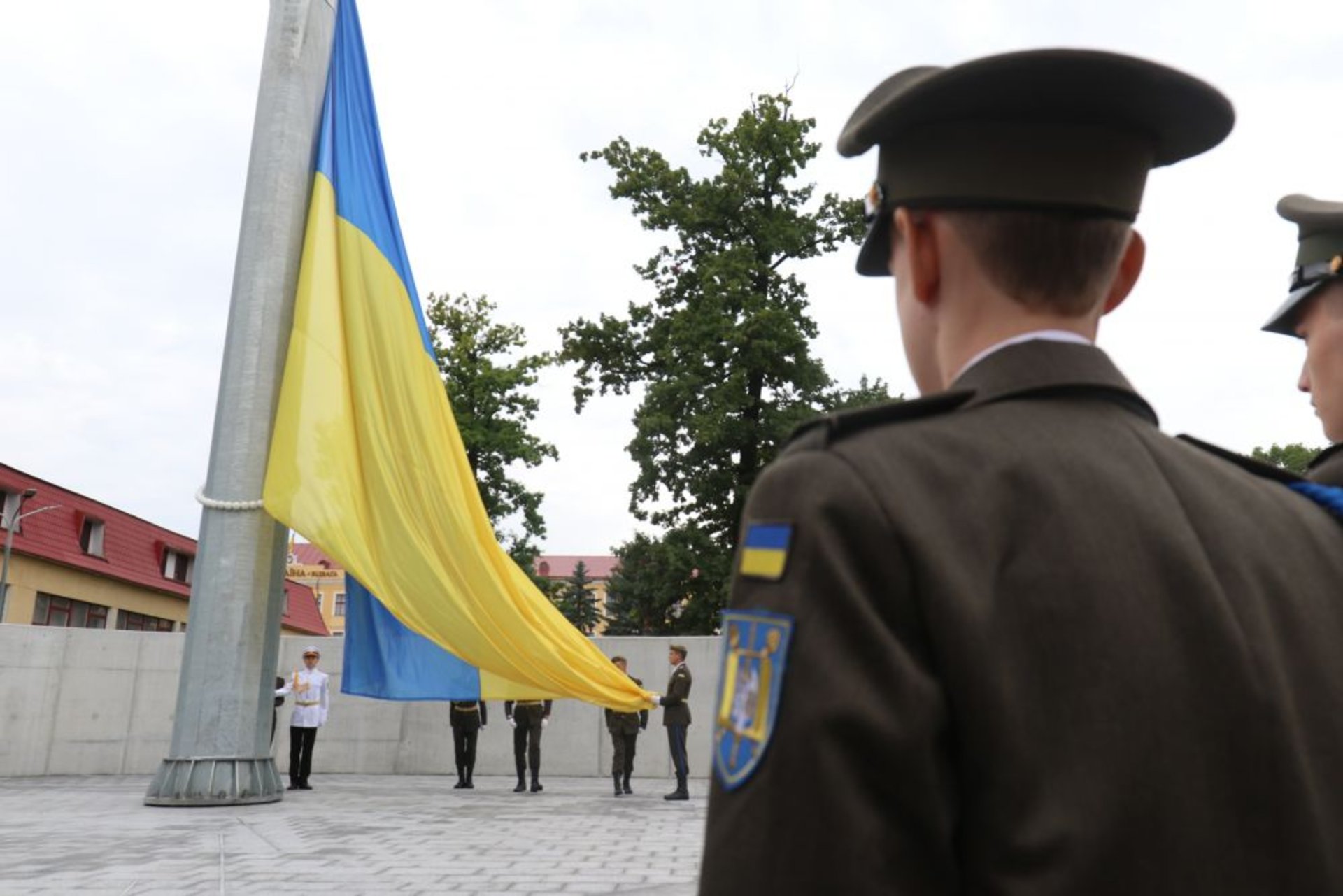 У Львові на найбільшому флагштоку за 12 млн грн урочисто підняли прапор України, фото ЛМР
