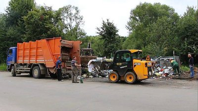 На Львівщині у місті накопичується сміття