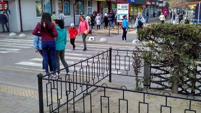 Як у Новояворівську зібралась черга до банку (ФОТО)
