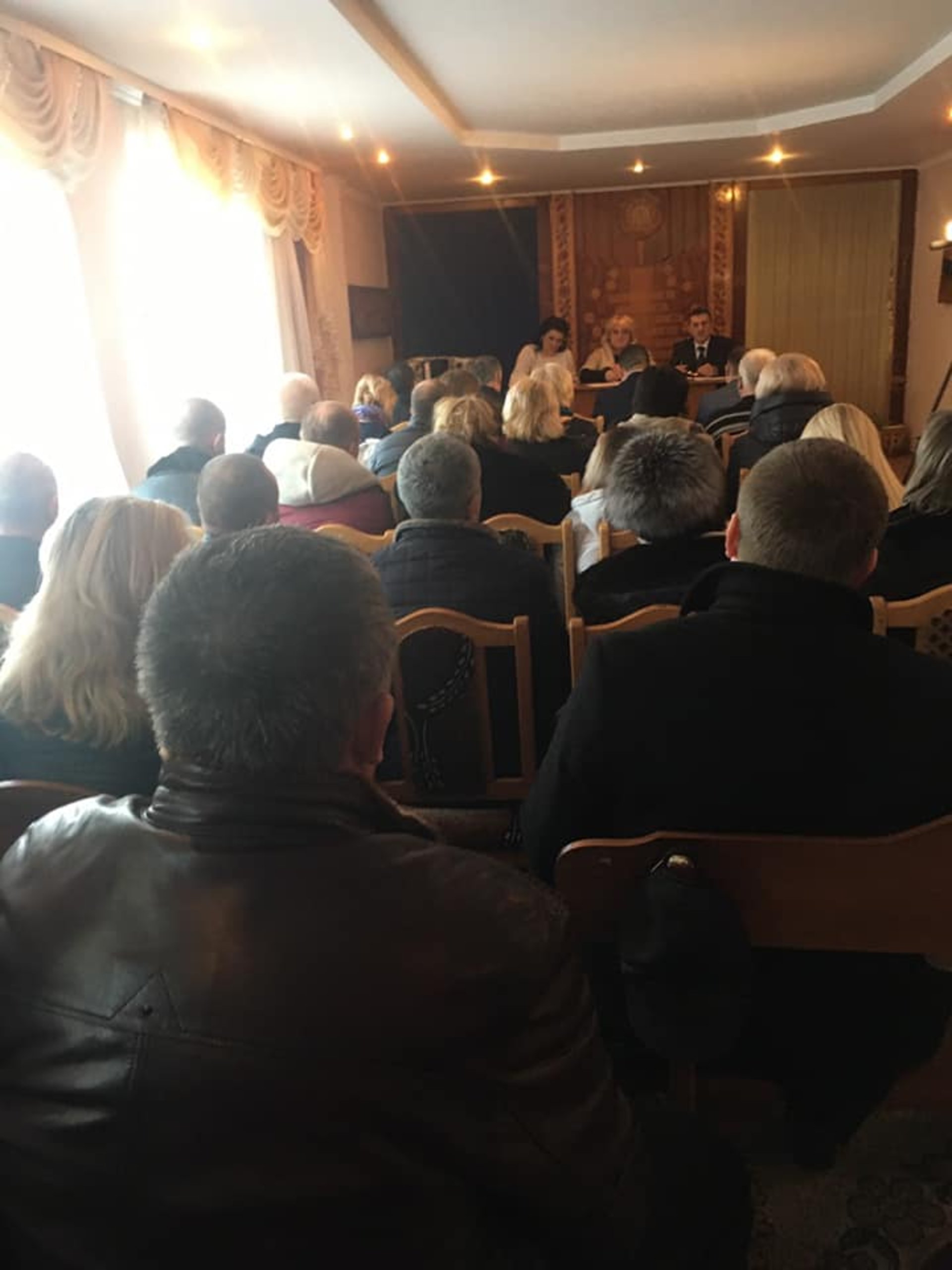 У Шклі місцеві депутати виступили проти недопущення заселення у санаторій громадян, які перебували у Китаї. Фото Надія Козак