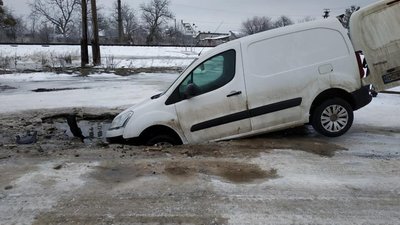 На Львівщині крізь землю провалилось авто