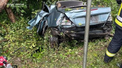 На Львівщині автомобіль влетів у дерево і перетворився на металобрухт (ФОТО)