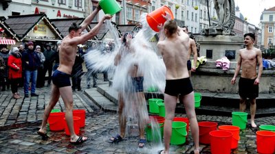 Як у центрі Львова на Водохреща водою обливались (ФОТОРЕПОРТАЖ)