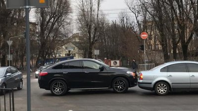 У Львові на проспекті Чорновола не розминулись автомобілі (ФОТО)