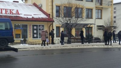 У Винниках через людську байдужість на зупинках громадського транспорту мало не замерзли двоє чоловіків