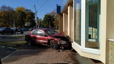 Черговий "політ" легковика у Черкасах: цього разу - в стоматологічну клініку (ФОТО)