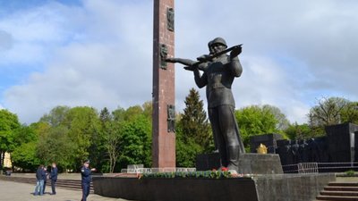 Чому у Львові не демонтовують радянський Монумент слави?