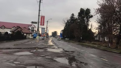 У Жовкві центральна вулиця калічить автомобілі (ФОТО)