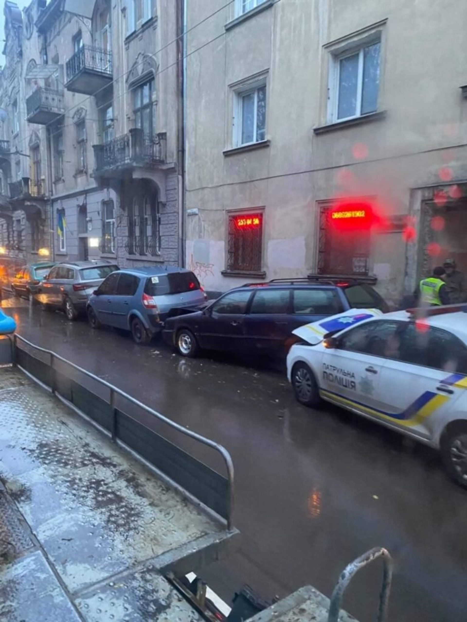 У Львові патрульна поліція влетіла у припарковані автомобілі, фото Варта-1