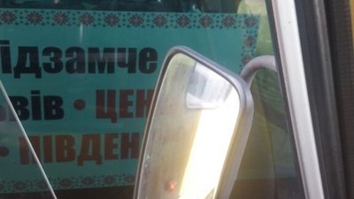 У Львові водій маршрутки чуть не вирвав дзеркало (ФОТО)