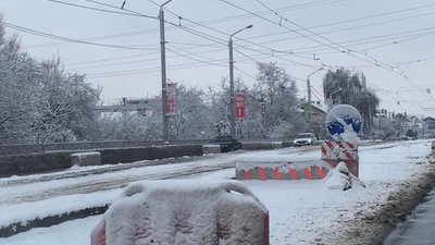 У Львові на скандальному мості на Княгині Ольги дорожні знаки припали снігом (ФОТО)