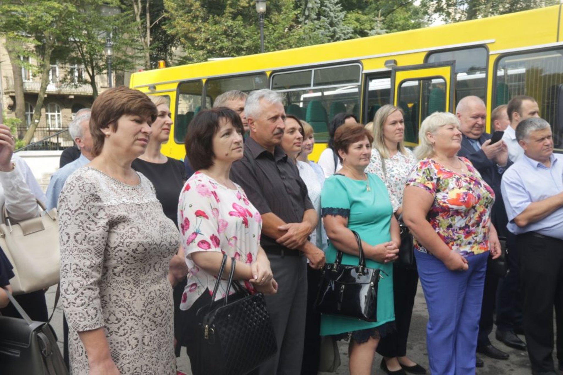 Школи Львівщини отримали 36 нових автобусів
