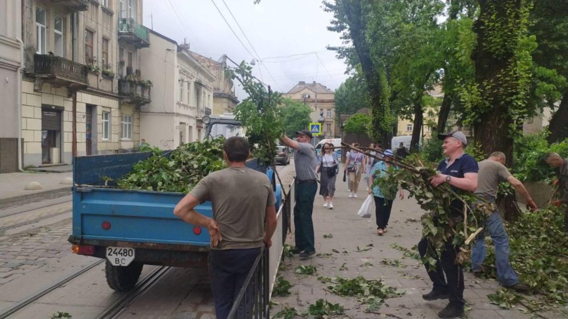 У Львові ліквідовують наслідки негоди, фото ЛМР