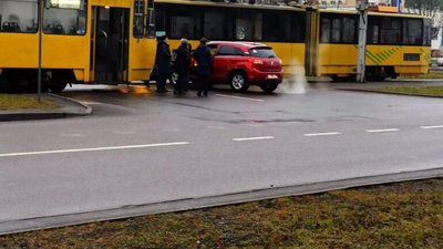 У Львові автомобіль не розминувся із трамваями (ФОТО)