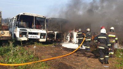 На Львівщині вщент згоріли два автобуси