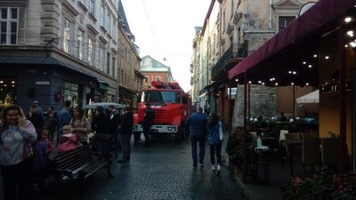 У Львові рятувальники не можуть доїхати до місця пожежі через вуличні кафе (ФОТО)