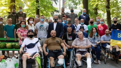 Марина і Петро Порошенки відвідали розвідника, який намагався врятувати Журавля (ФОТО)