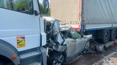 На Львівщині дві вантажівки розчавили автомобіль (ФОТО)