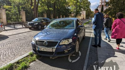 У Львові водій запаркувався на клумбі та велодоріжці (ФОТО)