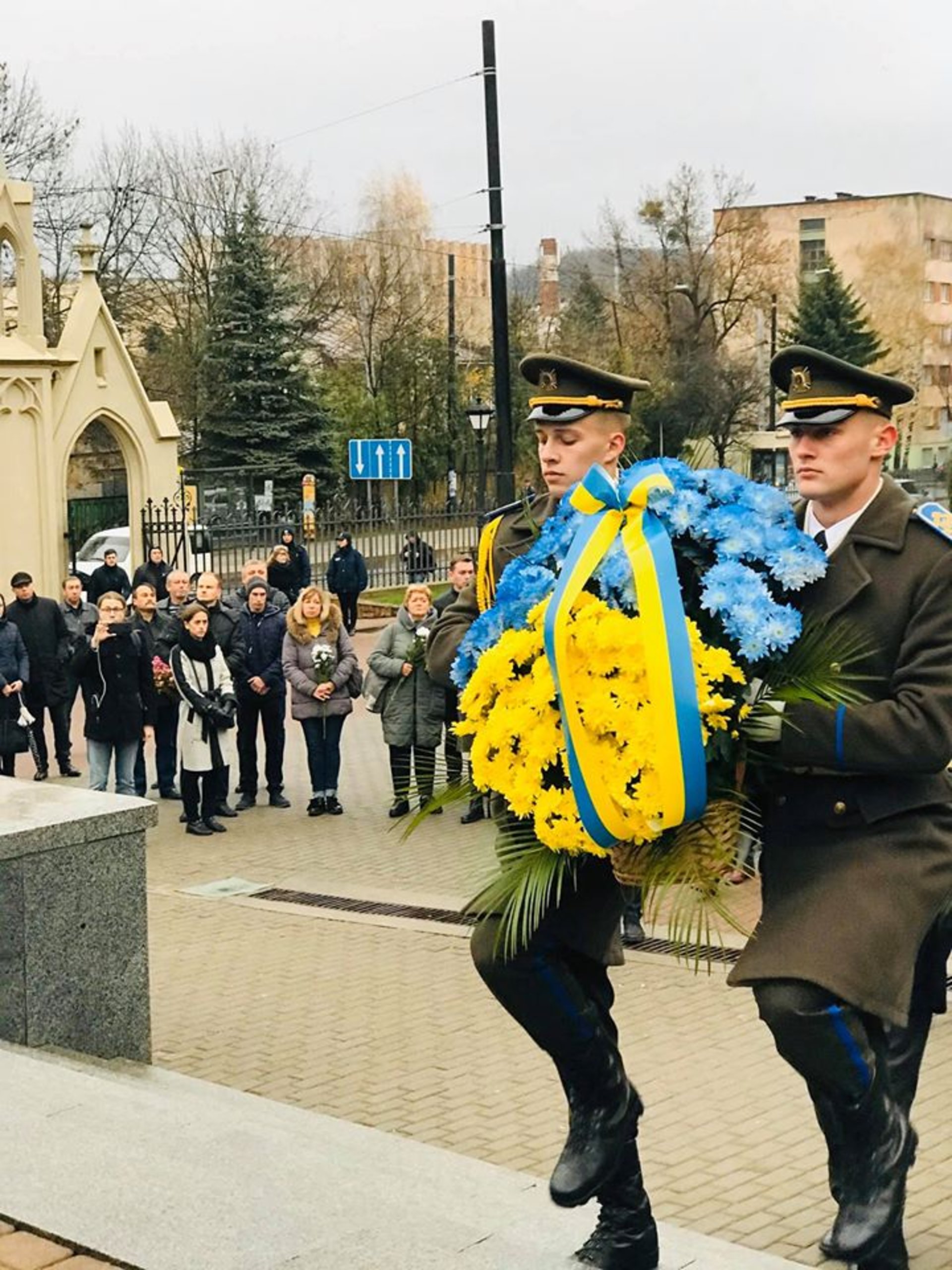 На Личаківському кладовищі вшанували пам'ять новітніх Героїв. Фото Ольга Матейчик