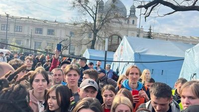 Анджеліна Джолі зустріла пасажирів евакуаційного поїзду з Покровська (ФОТО)