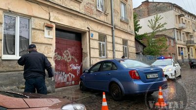 У центрі Львова легковик в'їхав у будинок (ФОТО)