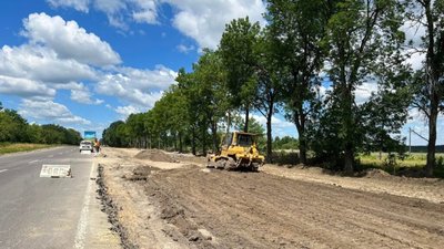 На Львівщині через брак грошей призупинили будівництво та капітальний ремонт доріг