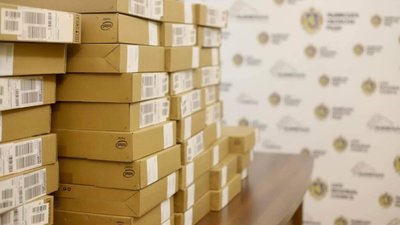 Школи Львівщини отримали ноутбуки від благодійного фонду