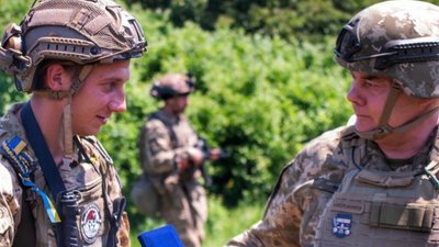 “Ми не кидаємо своїх у м’ясорубку”: генерал Сергій Наєв про головний пріоритет на фронті