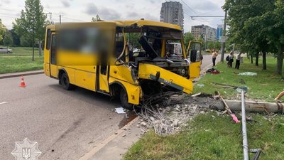 У Львові маршрутка в’їхала в опору, є постраждалі (ФОТО)