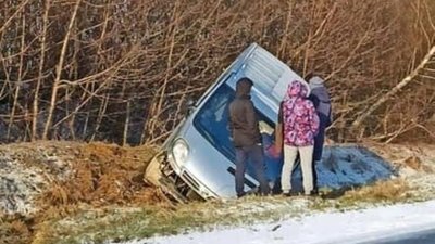 Біля Львова автомобіль злетів з дороги (ФОТО)