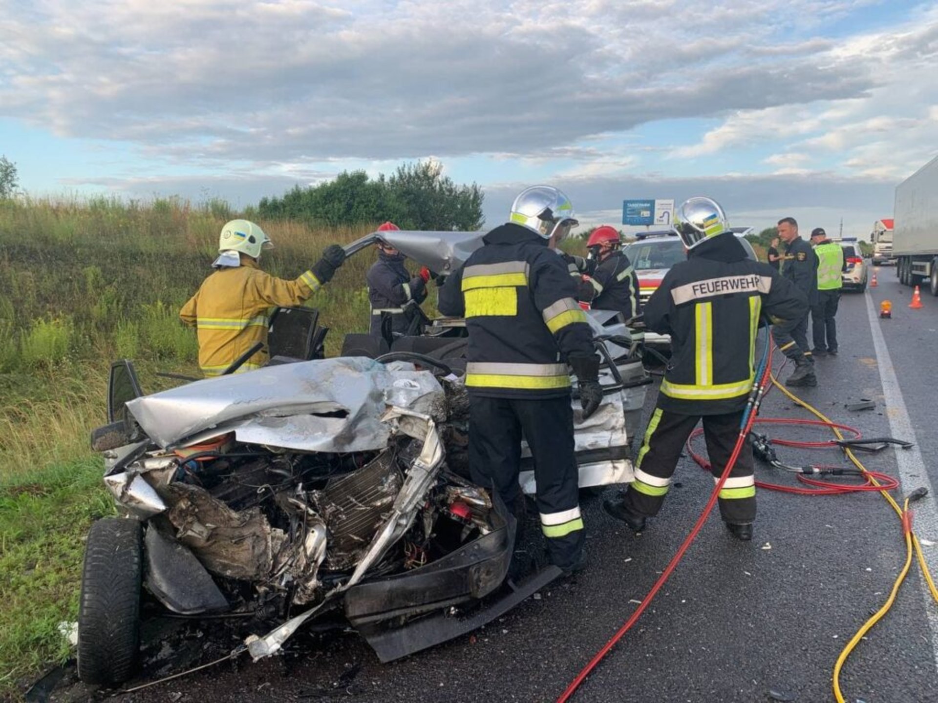 На трасі "Київ - Чоп" розірвало автомобіль, фото ДСНС Рівненської області