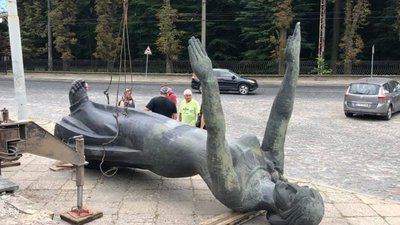 Центральні скульптури Монумента слави перемістили до музею «Територія терору» (ФОТО, ВІДЕО)