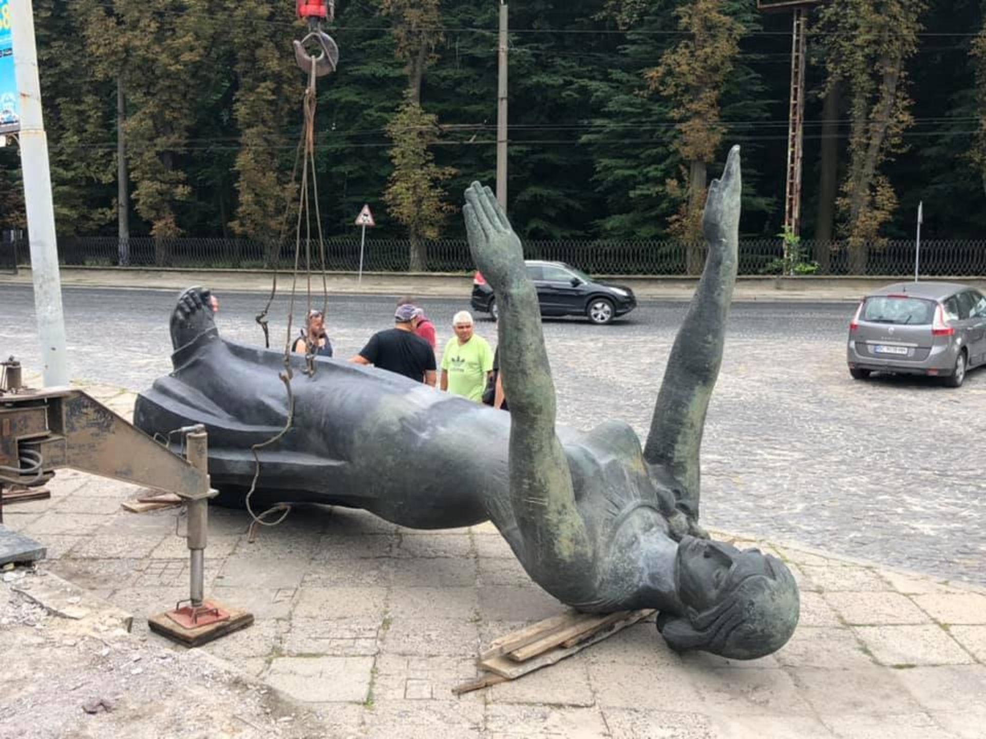 У Львові демонтували Монумент Слави, фото Наталка Волосацька