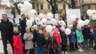 У центрі Львова стартувала акція до всесвітнього Дня дитини