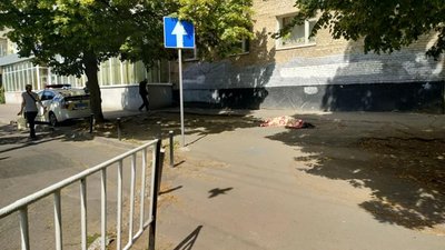 У Львові жінка кинулась з вікна багатоповерхівки
