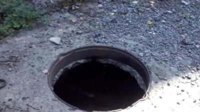 У Рівному дитина провалилася у люк