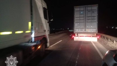На Львівщині у вантажівки відірвало колесо