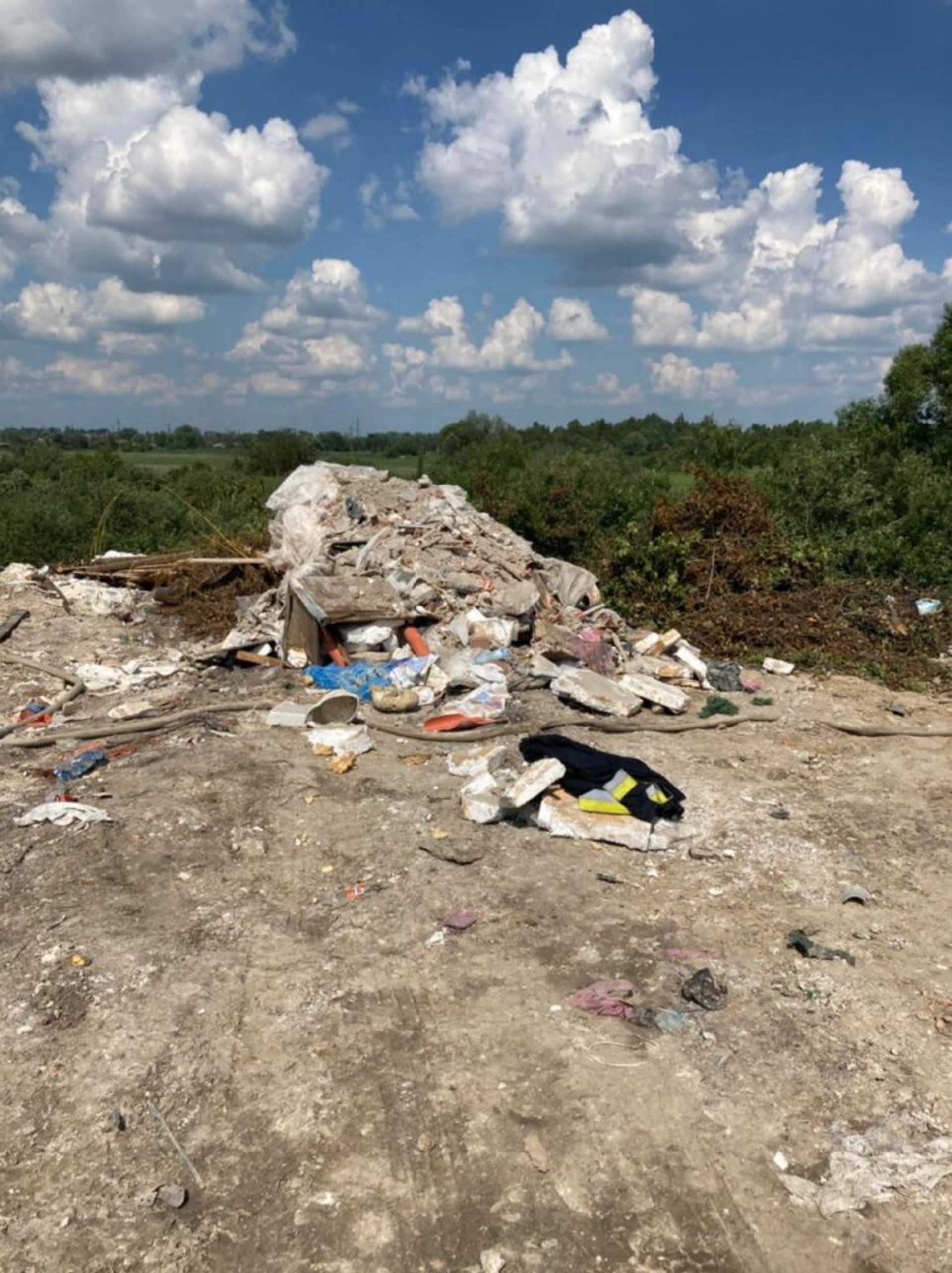 У районі вулиці Пластової виявили підпал незаконно скинутого сміття