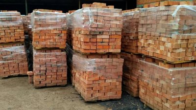 У Самборі виробляють цеглу без робітників
