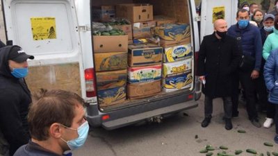 Протести проти карантину: херсонський міст засипали огірками і редискою (ФОТО)