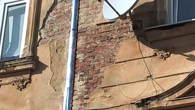 Історичний центр Львова: з фасадів житлових будинків відвалюється штукатурка (ФОТО)