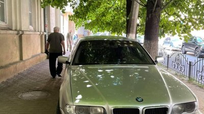 У Львові автомобіль із рамкою "СБУ" припаркувався на тротуарі (ФОТО)