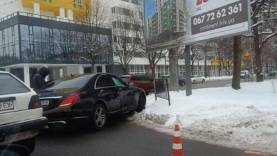 У Львові на перехресті не розминулись автомобілі (ФОТО, ВІДЕО)