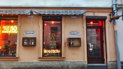 У центрі Львова знищили фасад закладу